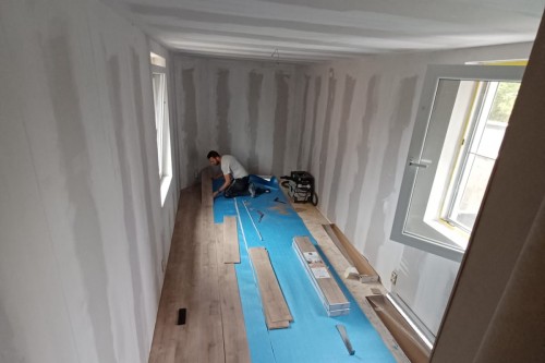 Renovatie kamer: isolatie/gyproc/OSB/laminaat/schilderen