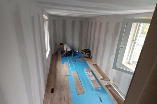Renovatie kamer met isolatie