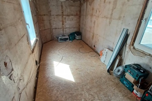 Renovatie kamer: isolatie/gyproc/OSB/laminaat/schilderen