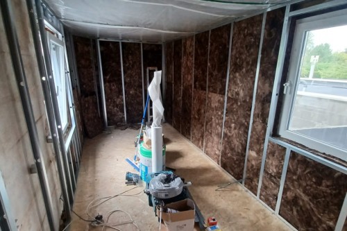 Renovatie kamer: isolatie/gyproc/OSB/laminaat/schilderen