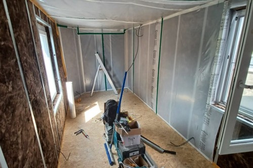 Renovatie kamer: isolatie/gyproc/OSB/laminaat/schilderen