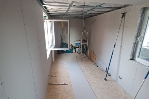 Renovatie kamer: isolatie/gyproc/OSB/laminaat/schilderen