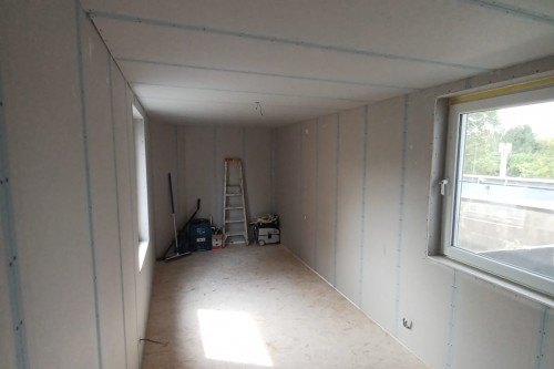 Renovatie kamer: isolatie/gyproc/OSB/laminaat/schilderen